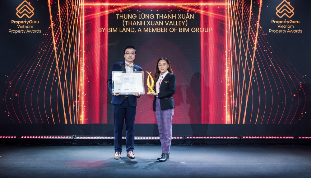 Đại diện BIM Land nhận giải thưởng Best Waterfront Housing Development trao cho dự án Thung Lũng Thanh Xuân.