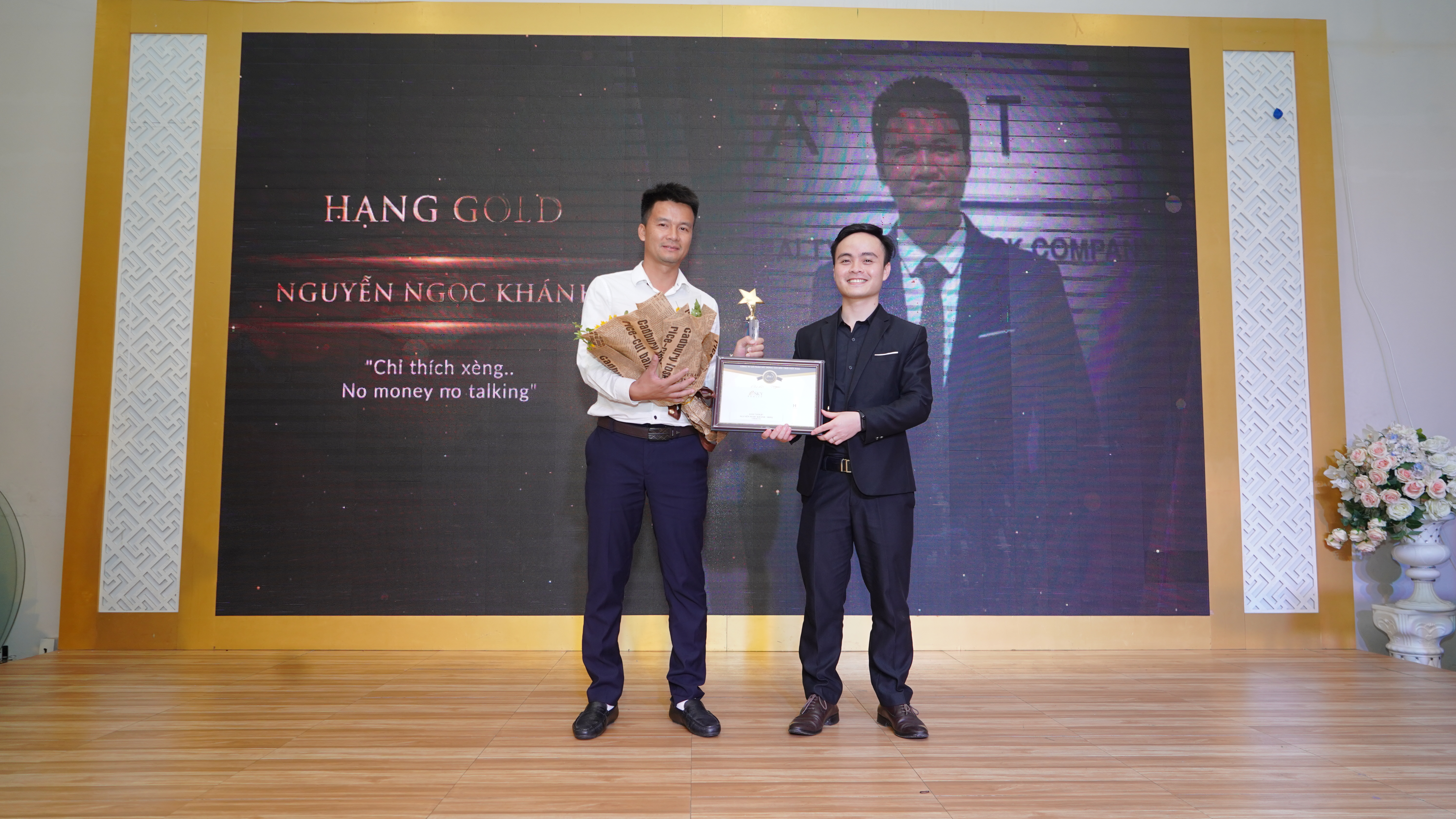 Anh Ngọc Khánh nhận giải Gold dành cho NVSX có doanh số cao nhất